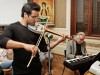 Violinista Renato Yokoda e o maestro João Carlos Martins durante apresentação do 'Reciclar é show' nesta quarta-feira, em São Paulo (Foto: Divulgação)