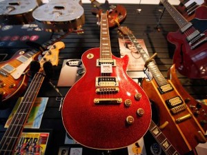 size_590_guitarra-gibson